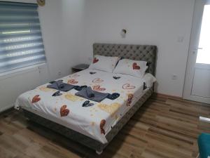 - une chambre avec un lit doté d'un couvre-lit et de coeurs dans l'établissement Apartmani Ružina staza, à Rudnik