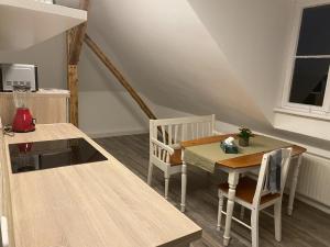 comedor con mesa y sillas en Apartment Heinrich Zille, en Grimma