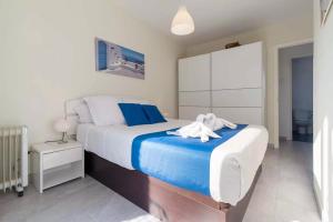 um quarto com uma cama com uma toalha em Apartment Cabrera Montserrat em Cabrera de Mar
