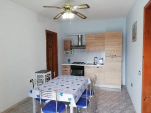 Kuchyň nebo kuchyňský kout v ubytování 054 e 055 Spiaggia direttamente sulla spiaggia di SalentoInVacanza.Com