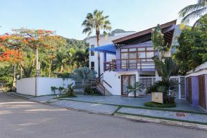 uma casa ao lado de uma rua em Alapage Toque Toque em Toque-Toque Pequeno