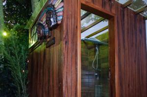 eine Holztür mit Buntglasfenster darauf in der Unterkunft Lambú Ecoturismo in Cidade Ocidental