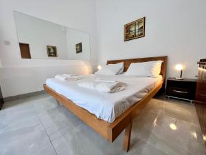 una camera da letto con un grande letto con lenzuola bianche di Rooms & Apartment Hegic a Zara (Zadar)