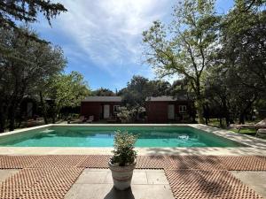 Bazén v ubytovaní Casa Rural de Rafael Cabañas de Madera alebo v jeho blízkosti