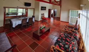 - un salon avec une table et une salle à manger dans l'établissement CABAÑA PRADO VERDE, à Firavitoba
