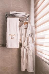 un bagno con due asciugamani su un appendiabiti di Shah Palace Hotel a Bishkek