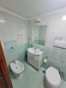 ナポリにあるCasa MERYの白いバスルーム(トイレ、シンク付)