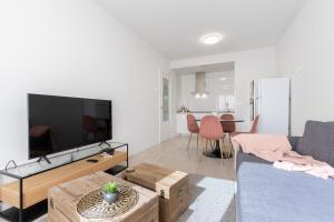 ein Wohnzimmer mit einem Sofa und einem TV in der Unterkunft INSIDEHOME Ciudad de Valladolid in Valladolid