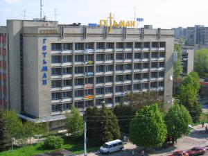 un bâtiment d'hôtel avec un panneau en haut dans l'établissement Hetman Hotel, à Lviv