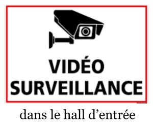 um sinal que lê vídeo de vigilância variância ic hall em Appartement studio avec terrasse et jardin privés em Boulogne-sur-Mer