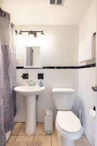 Ванная комната в King & Queen Memory foam beds! 2-4c Georgetown Villas