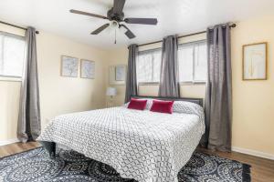 Un dormitorio con una cama con almohadas rojas. en King & Queen Memory foam beds! 2-4c Georgetown Villas, en Fairview Park