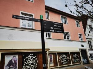 znak uliczny przed budynkiem w obiekcie Zentrale, ruhige Wohnung nahe Murinsel & Kunsthaus w Grazu
