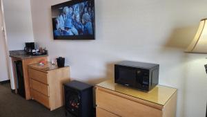 TV a/nebo společenská místnost v ubytování Antlers Motel