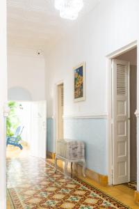 un soggiorno con panca e porta di Casa Colonial en Manga a Cartagena de Indias
