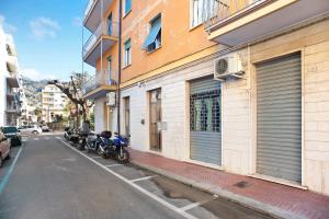 uma fila de motocicletas estacionadas ao lado de uma rua em Casa Maria Eugenia em Levanto