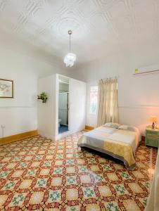 ein Schlafzimmer mit einem Bett und einem Teppich in der Unterkunft Casa Colonial en Manga in Cartagena de Indias