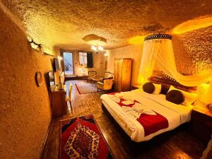 ウルギュップにある7 Oda Kapadokya Cave Hotelのベッドルーム1室(大型ベッド1台付)