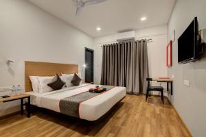 Giường trong phòng chung tại OYO Flagship Hotel Evergreen