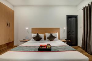 Postel nebo postele na pokoji v ubytování Hotel O Evergreen