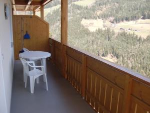 d'un balcon avec une table et des chaises et une vue. dans l'établissement Ausserangistlhof, à Campo Tures