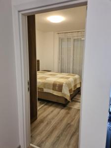 Ein Bett oder Betten in einem Zimmer der Unterkunft Fush Kosov Apartment Center