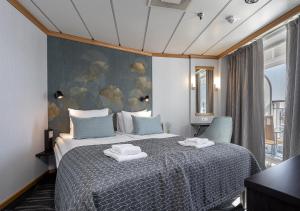 Cama ou camas em um quarto em Viking Line ferry Gabriella - 2-night Cruise Stockholm-Helsinki-Stockholm