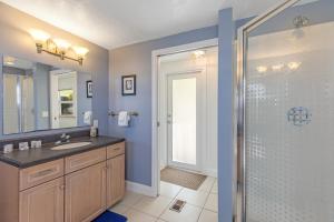 キーラーゴにあるSaratoga Sunshineのシャワー、洗面台、鏡を備えたバスルーム +32枚の写真