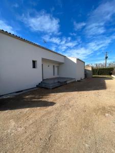 duży biały budynek z ziemią w obiekcie Villa bord de mer w Hyères