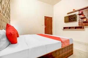 1 dormitorio con 1 cama con almohada roja en Flagship Hotel 3k Inn, en Ludhiana