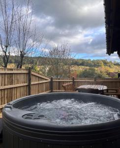 Gambar di galeri bagi Countryside 3 Bedroom Log Cabin With Private Hot Tub - Ash di Leominster