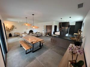 salon ze stołem i kuchnią w obiekcie Villa bord de mer w Hyères