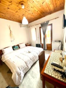Postel nebo postele na pokoji v ubytování Costas Inn
