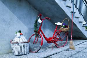 a red bike parked next to a wall at Maison Younesco - Villa indipendente exclusive in Castagnole Lanze