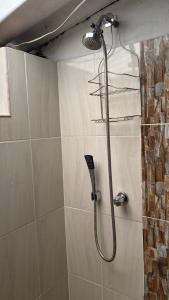 una ducha con cabezal de ducha en un baño en Casa en Condominio Campestre en Tocaima, en Jerusalén