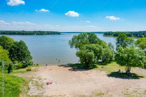 persone sulla spiaggia su una foto di una borsa di lago di Marchewkowy a Siemiany