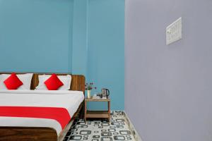Super OYO Flagship Rajaram Singh Blessing Garden And Hotel tesisinde bir odada yatak veya yataklar