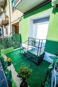un balcón con una mesa de cristal y plantas. en Luxury GreenHouse Napoli-Sorrento-Pompei en San Vitaliano 