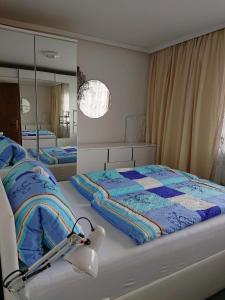 カプルーンにあるAppartement Moni XXL 66m2のベッドルーム1室(ベッド2台、鏡付)
