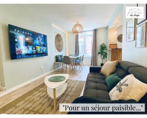 Televízia a/alebo spoločenská miestnosť v ubytovaní Le 9 de Cœur - 2 chambres - 6 couchages