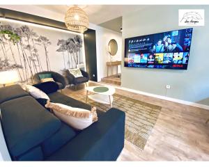 Televízia a/alebo spoločenská miestnosť v ubytovaní Le 9 de Cœur - 2 chambres - 6 couchages