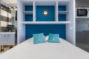 カップ・ダグドにあるEasy love village naturisteの青い壁のベッドルーム1室、ベッド1台(枕2つ付)