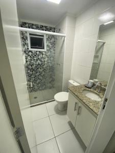 Koupelna v ubytování Guarujá condomínio villa di fiori AP 61 orquídea