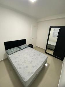 Postel nebo postele na pokoji v ubytování Guarujá condomínio villa di fiori AP 61 orquídea + 53 fotografií