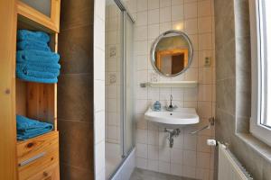 W łazience znajduje się umywalka i lustro. w obiekcie Haus Gieselsberg, mit Aussicht auf Schmalkalden w mieście Schmalkalden