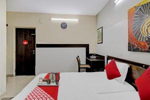 Habitación de hotel con cama, escritorio y puerta en Super OYO Flagship Hotel Diva Inn en Nagpur