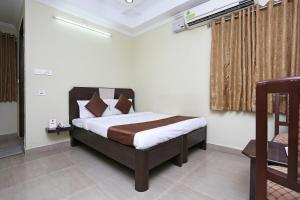 1 dormitorio con 1 cama en una habitación en Hotel Saraswathi Residency Near SR Nagar Metro Station, en Ameerpet