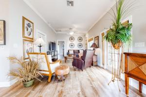 a living room with furniture and a piano at Skyway Living in Summerland Key