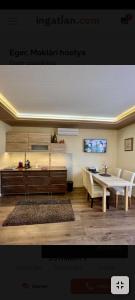 sala de estar con mesa y comedor en Paradise Apartmanház, en Eger