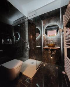 La salle de bains est pourvue de toilettes et d'un lavabo. dans l'établissement The Old School Boutique Hotel, à Syrrako